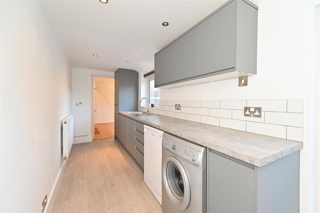 Basin Road, Chichester 2 bed house £1,250 pcm (£288 pw)