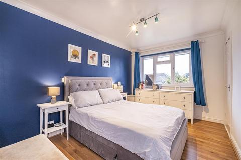 14a Willis Close, Epsom, KT18 7SS