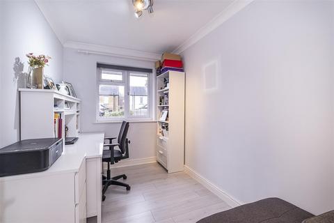 14a Willis Close, Epsom, KT18 7SS