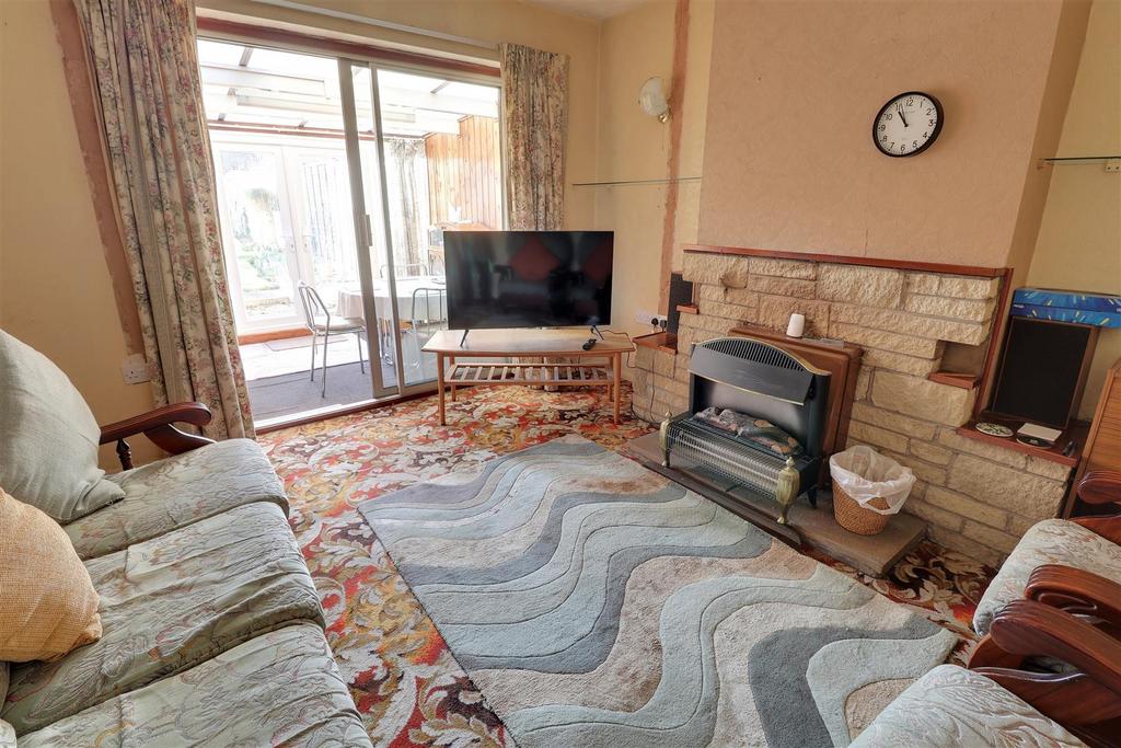 Ashwood Way, Hucclecote, Gloucester 2 bed semidetached bungalow £275,000