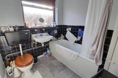 18 Ashwood Way, Hucclecote, Gloucester, GL3 3JE