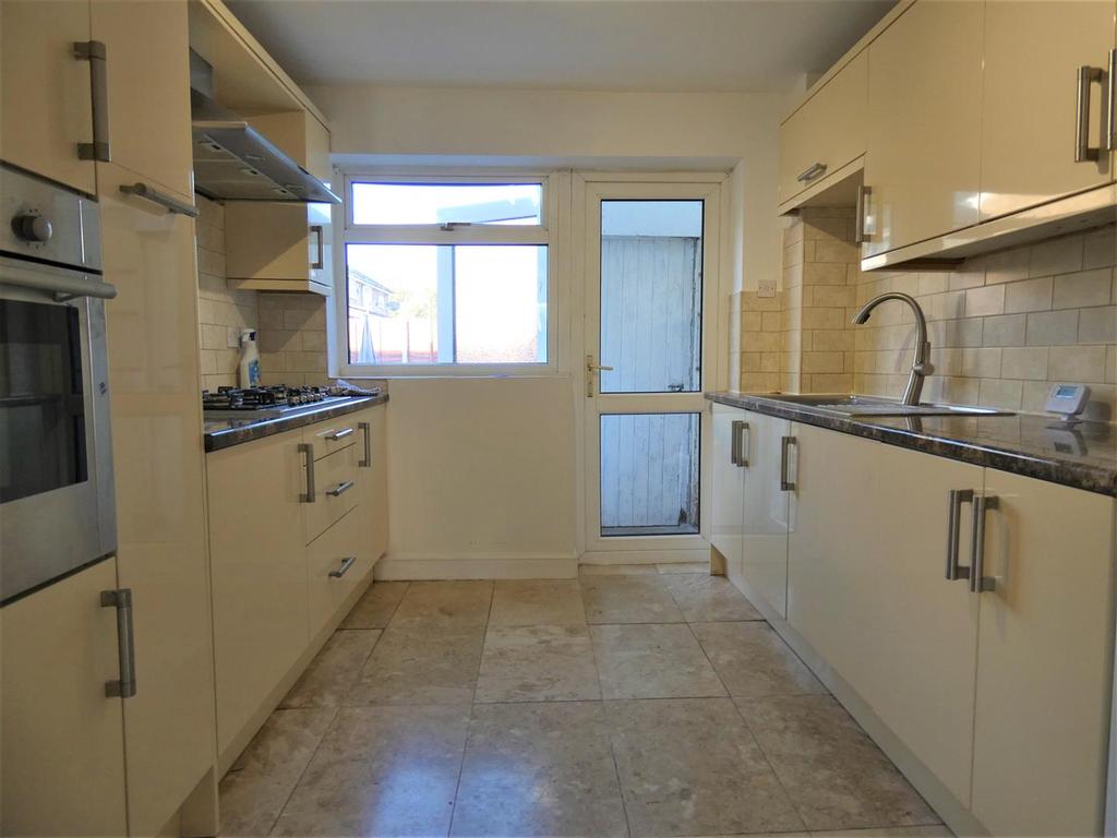 Birch Grove, Slough 3 bed terraced house £1,650 pcm (£381 pw)