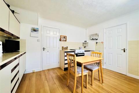47 Appledore Crescent, Folkestone, CT19 4NA