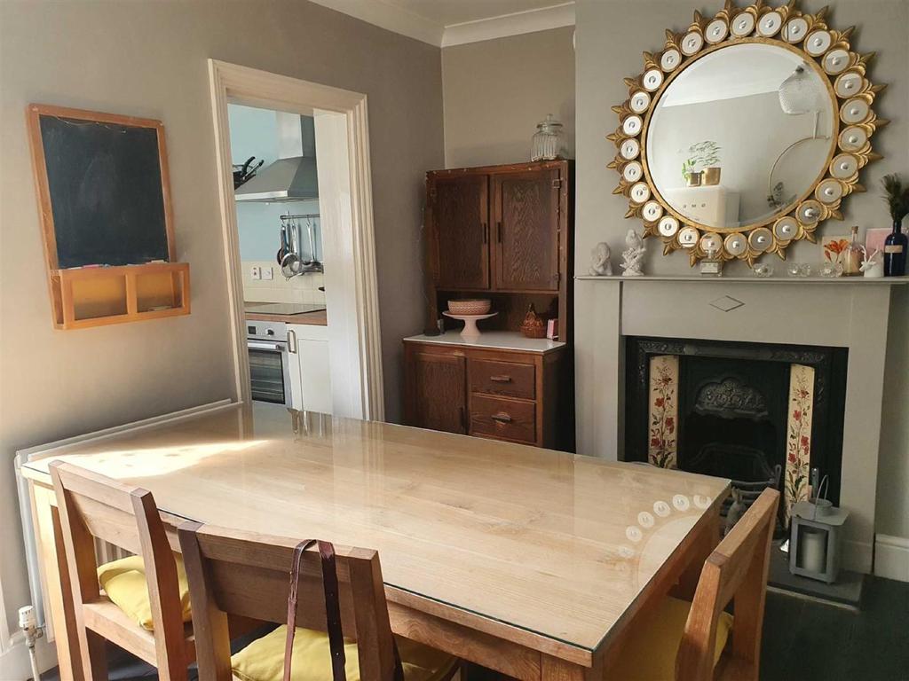 Longley Road, Rochester 3 bed terraced house £1,250 pcm (£288 pw)