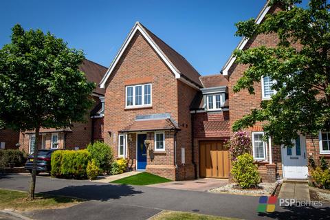 25 Renfields, Haywards Heath, RH16 4TG