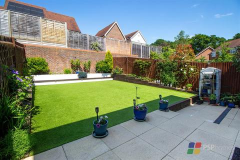 25 Renfields, Haywards Heath, RH16 4TG