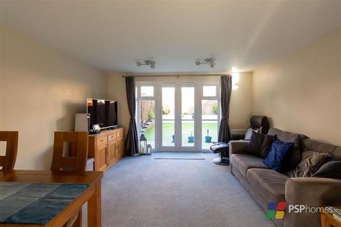 25 Renfields, Haywards Heath, RH16 4TG