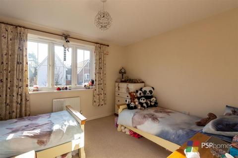 25 Renfields, Haywards Heath, RH16 4TG