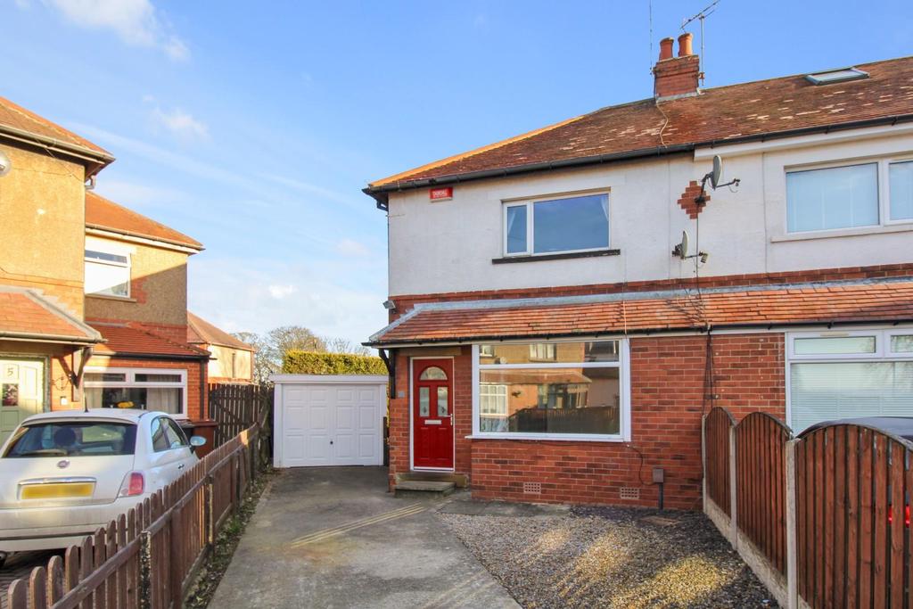 Grange Crescent, Yeadon, Leeds 2 bed semidetached house £825 pcm (£