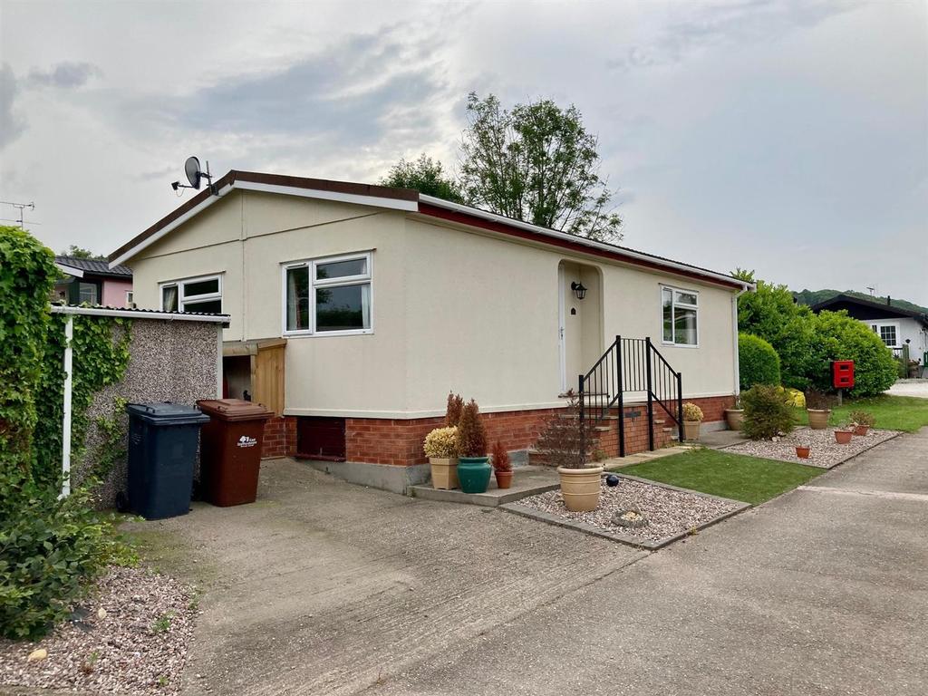 Poplars Park, DraycottInTheClay 2 bed park home £123,000