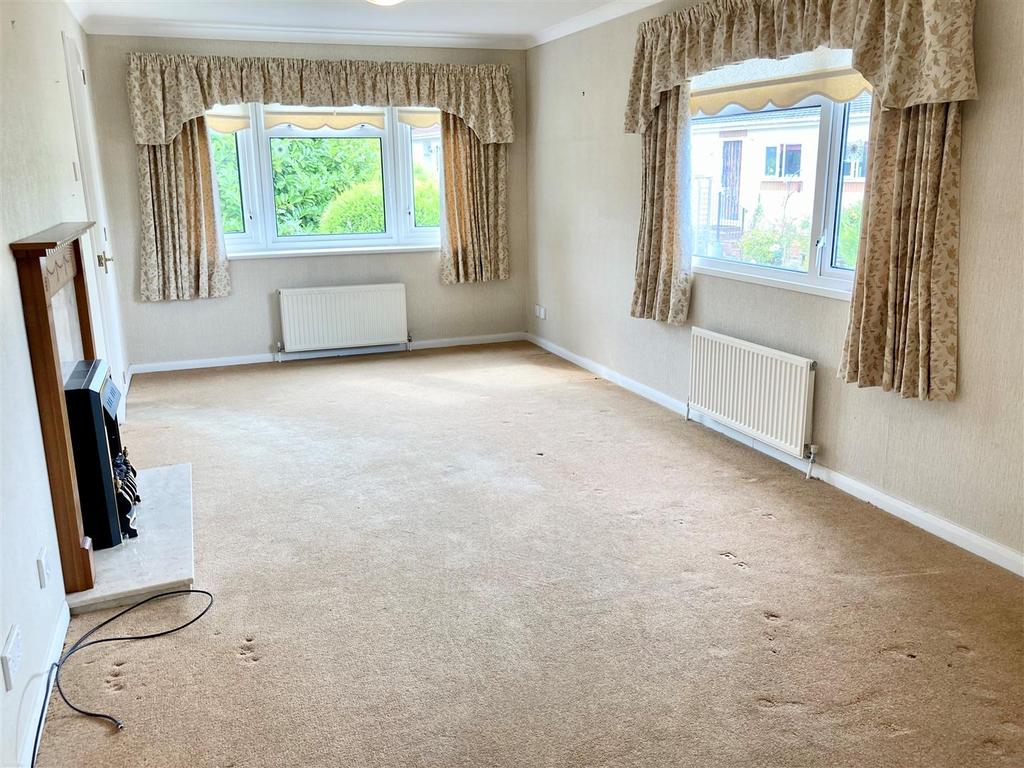 Poplars Park, DraycottInTheClay 2 bed park home £123,000