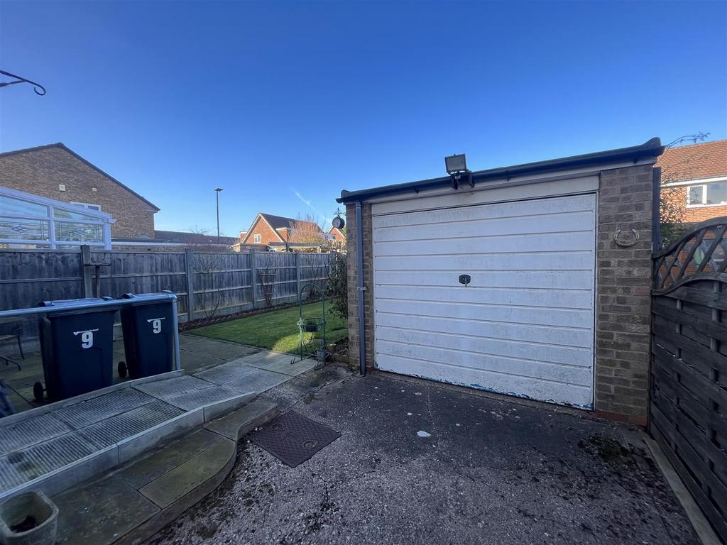 Garage/garden