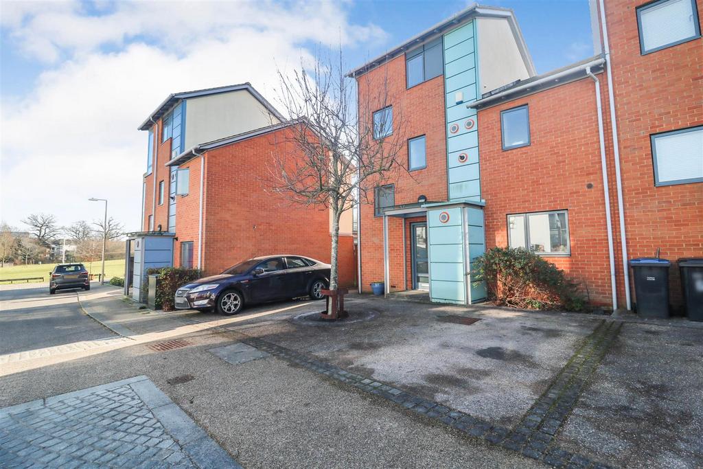 Simplicity Lane, Newhall, Harlow 3 bed semidetached house for sale £