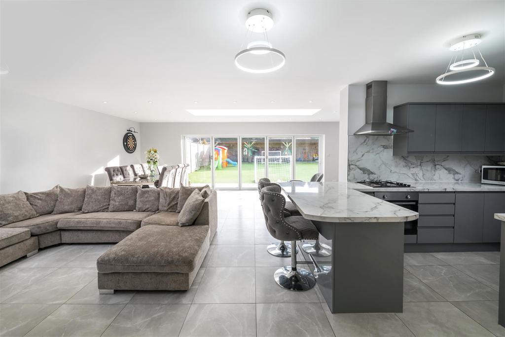 North Road, Crawley 5 bed detached house £725,000