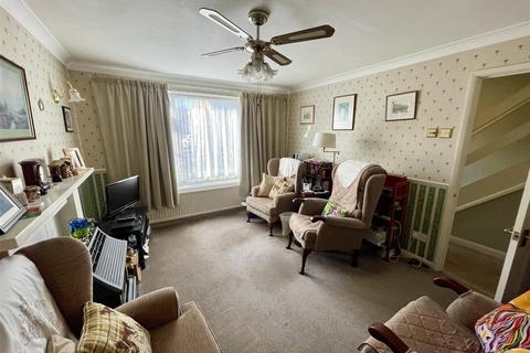5 Falcon Road, Barry, CF63 2AT