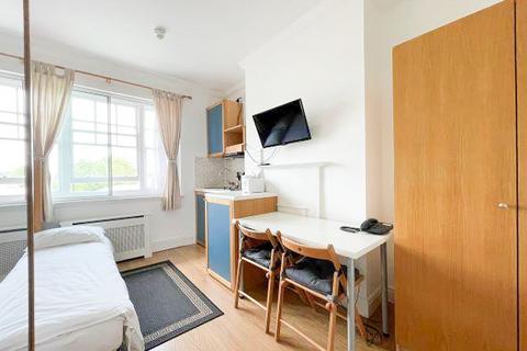 Studio to rent, Fulham Palace Road, Hammersmith, London, W6