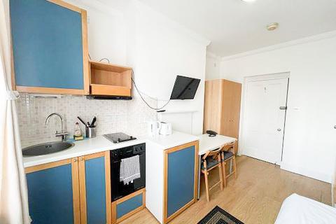Studio to rent, Fulham Palace Road, Hammersmith, London, W6