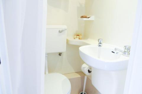 Studio to rent, Fulham Palace Road, Hammersmith, London, W6