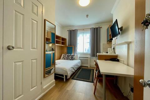 Studio to rent, Fulham Palace Road, Hammersmith, London, W6