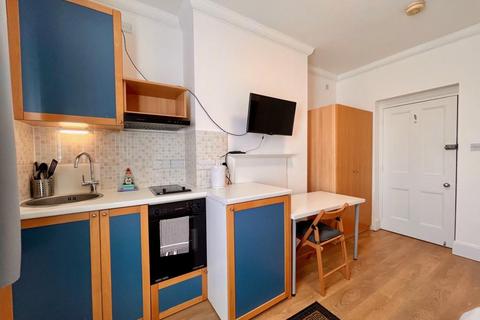 Studio to rent, Fulham Palace Road, Hammersmith, London, W6