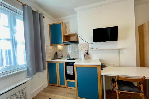Studio to rent, Fulham Palace Road, Hammersmith, London, W6