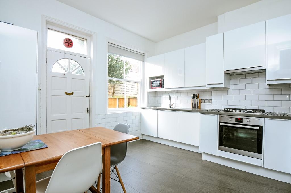 Marius Road Balham SW17 3 bed apartment £2,750 pcm (£635 pw)