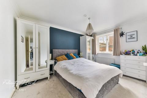 14 Shalbourne Square, London, E9 5JN