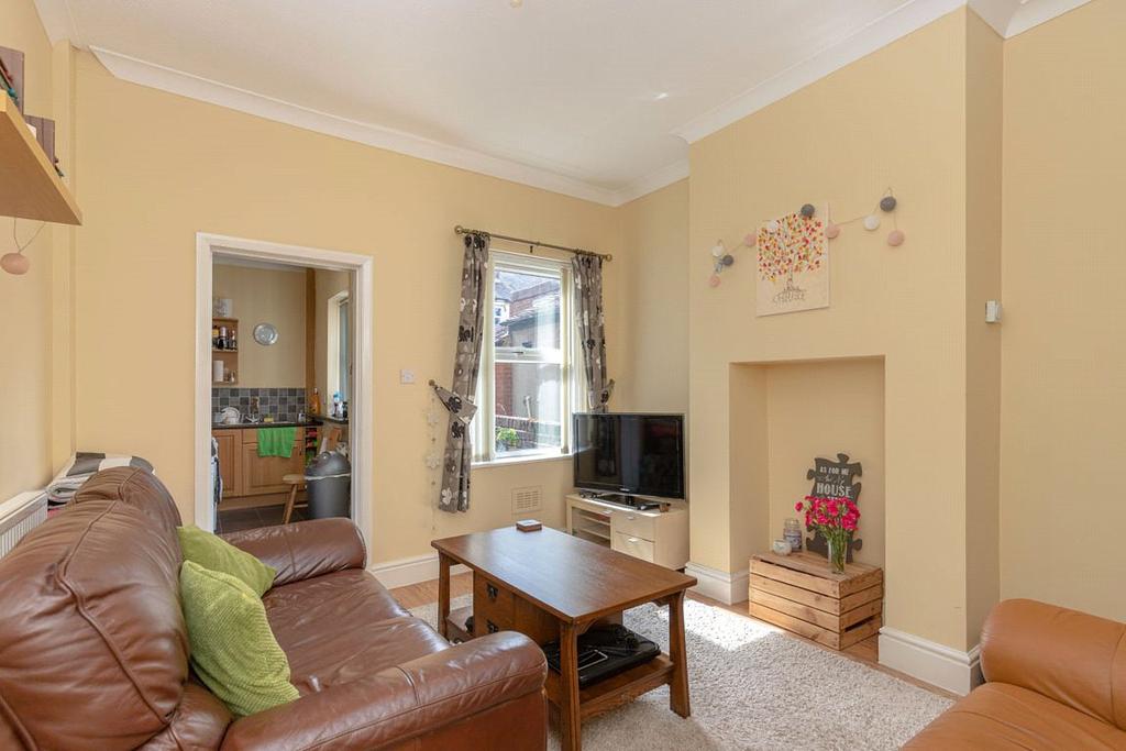 Thomas Street, Packmoor... 2 bed terraced house £525 pcm (£121 pw)