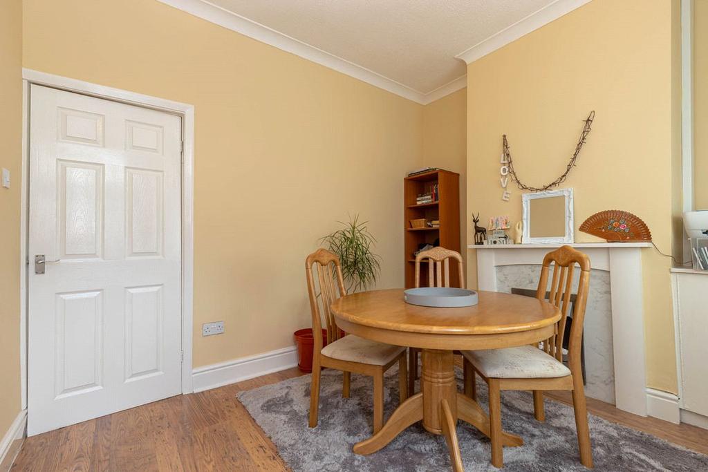 Thomas Street, Packmoor... 2 bed terraced house £525 pcm (£121 pw)