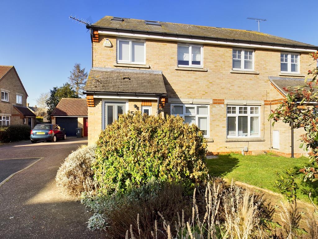 Brenda Gautrey Way, Cottenham 4 bed semidetached house £1,700 pcm (£