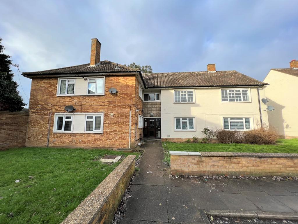 Victoria Road, Ruislip HA4 2 bed flat £1,400 pcm (£323 pw)