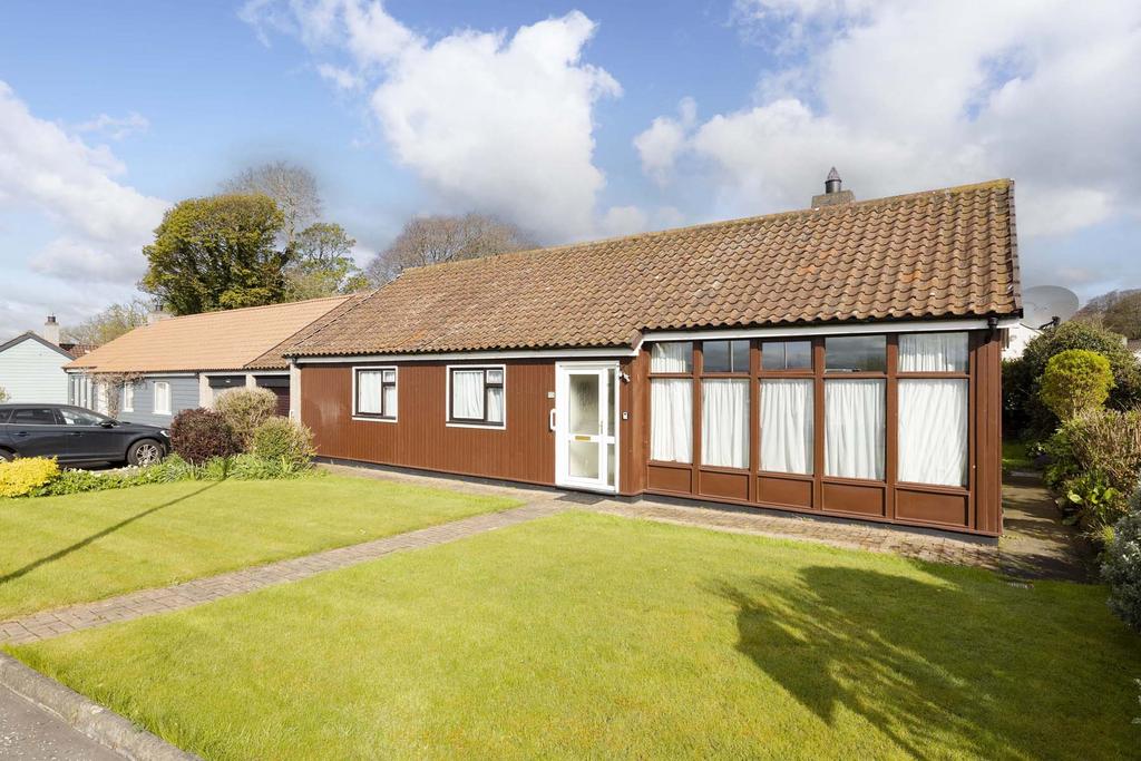 15 Charles Way, Limekilns... 4 bed detached bungalow £275,000
