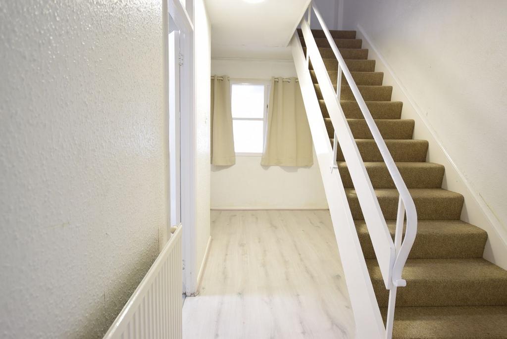 Mill Close, Wokingham, RG41 3 bed terraced house £1,600 pcm (£369 pw)
