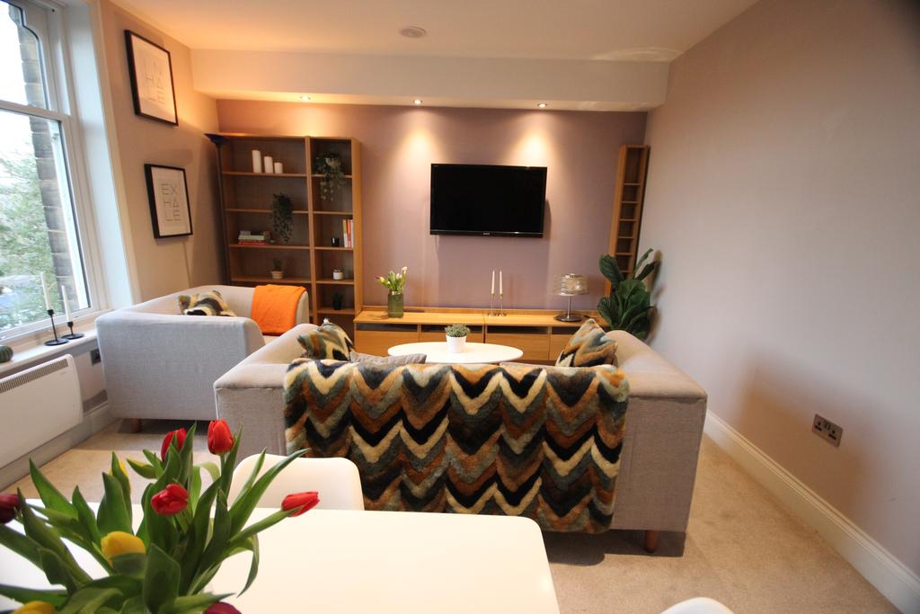 Hollin Lane, West Park, leeds Studio £1,150 pcm (£265 pw)