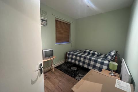 1 bedroom in a flat share to rent, Eynham Road, London W12