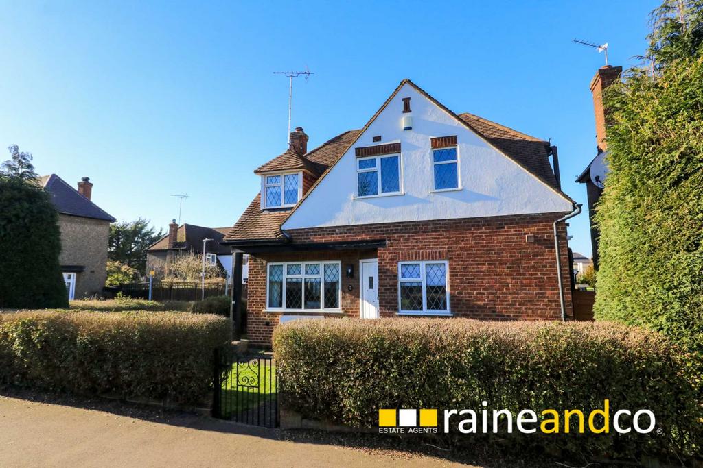 Strafford Gate,Potters Bar 3 bed detached house £740,000