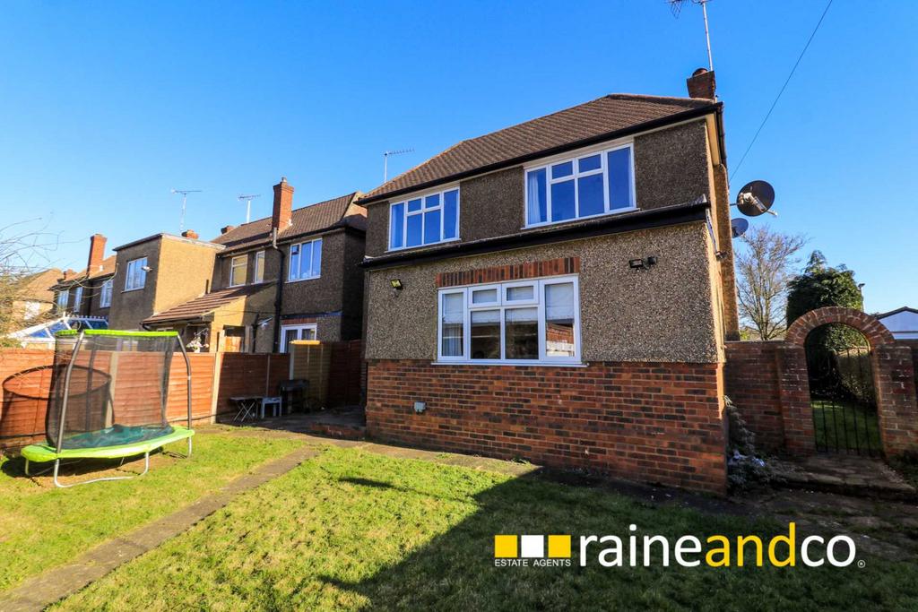 Strafford Gate,Potters Bar 3 bed detached house £740,000