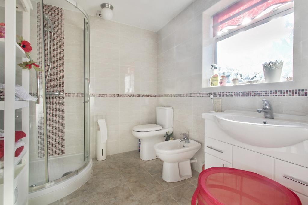 En-suite shower-WC