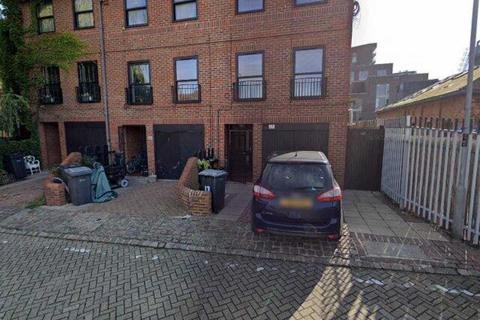 Garage to rent, Reapers Close, London NW1