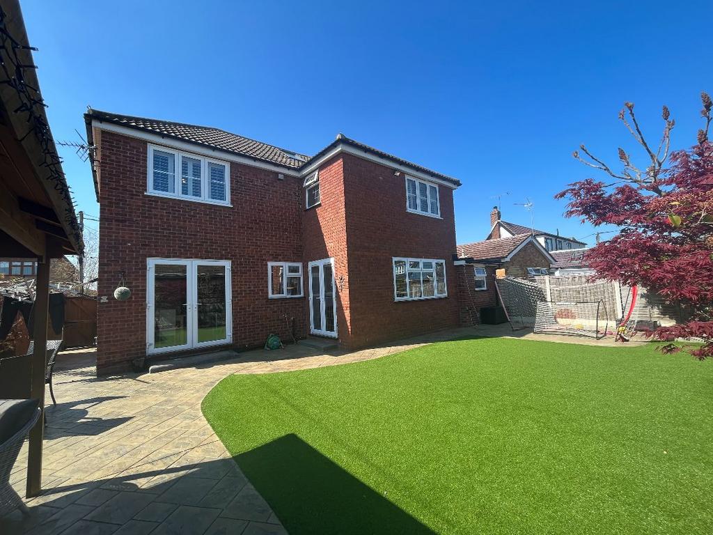 Beatrice Avenue Canvey Island Essex SS8 9DN 4 bed detached