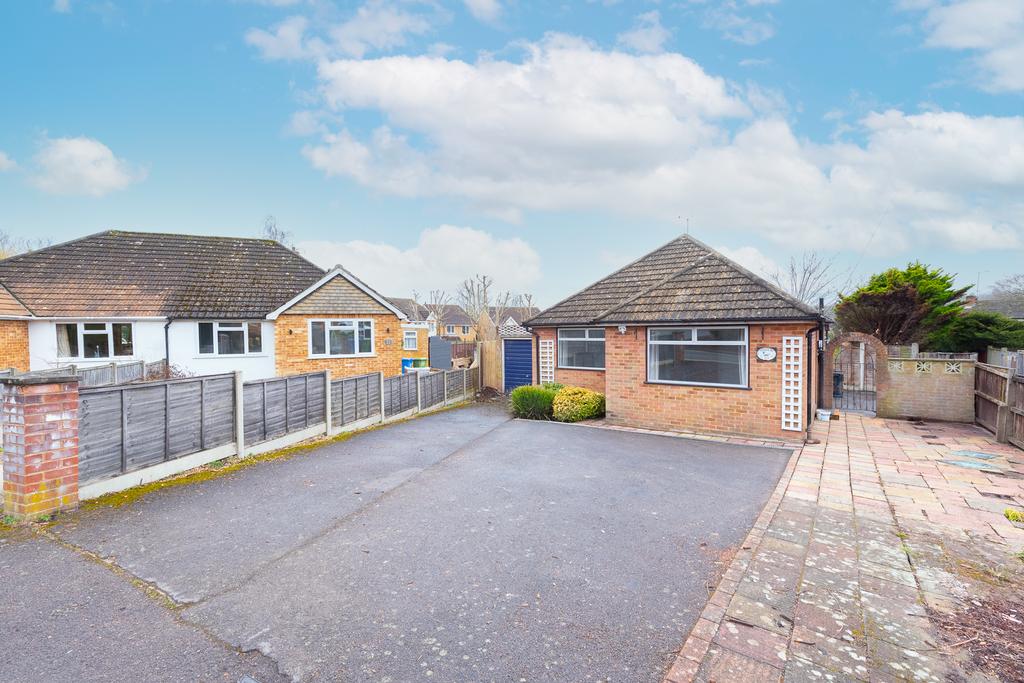 Rock Gardens, Aldershot GU11 2 bed detached bungalow to rent £1,400