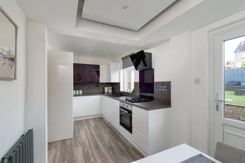 15 Clermiston Green, Edinburgh, EH4 7PB