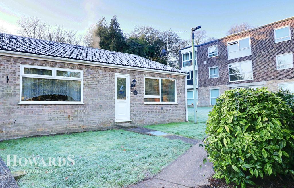 Dell Road, Lowestoft 1 bed semidetached bungalow for sale £135,000