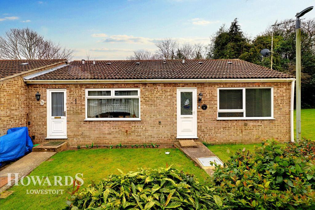 Dell Road, Lowestoft 1 bed semidetached bungalow for sale £135,000