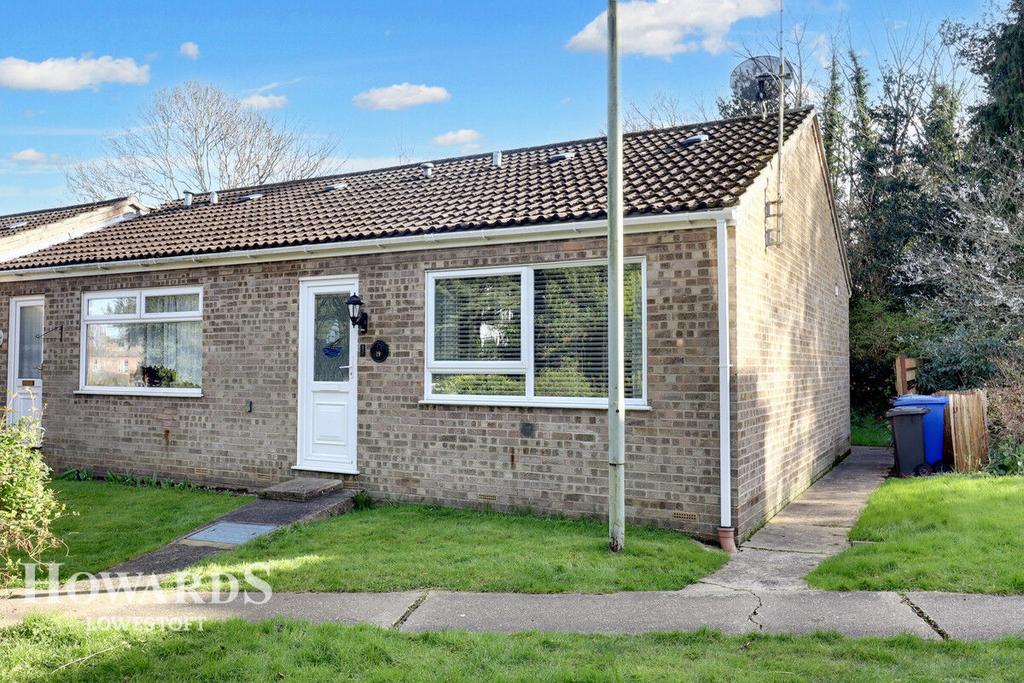Dell Road, Lowestoft 1 bed semidetached bungalow for sale £130,000