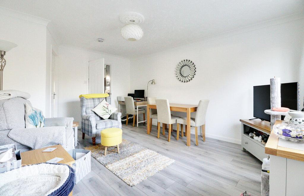 Dell Road, Lowestoft 1 bed semidetached bungalow for sale £130,000