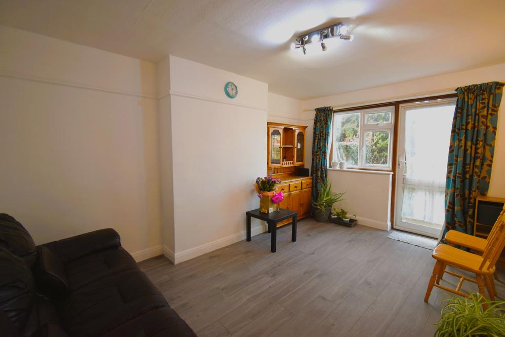 Waverley Road, Harrow HA2 3 bed semidetached house £2,000 pcm (£462 pw)