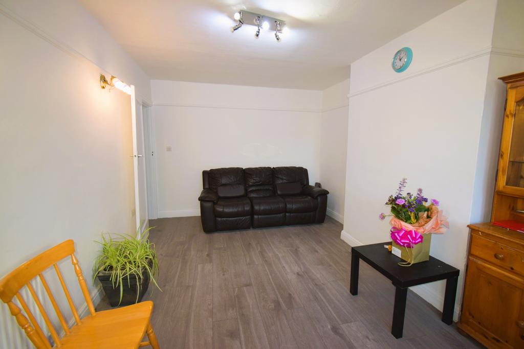 Waverley Road, Harrow HA2 3 bed semidetached house £2,000 pcm (£462 pw)