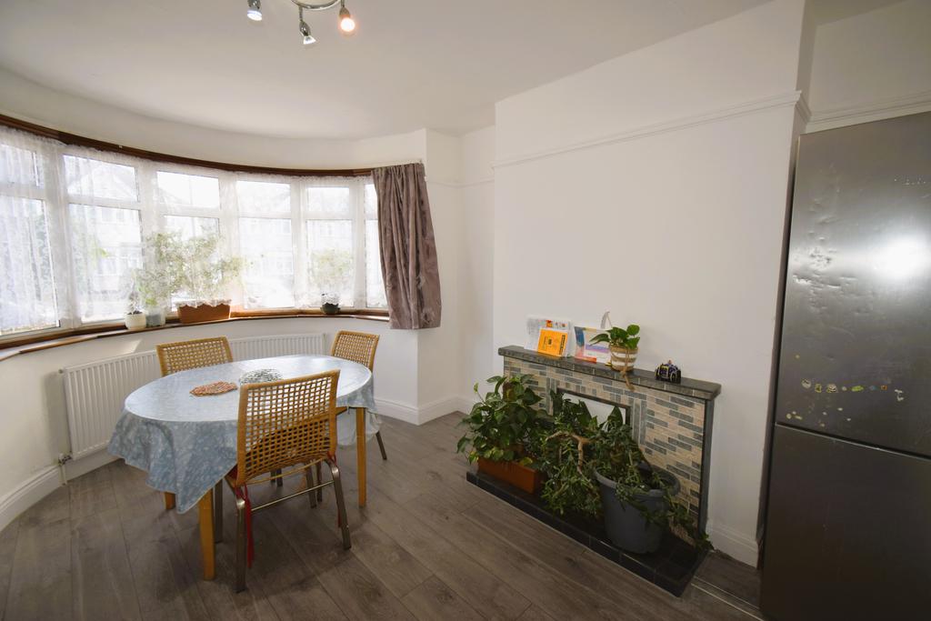 Waverley Road, Harrow HA2 3 bed semidetached house £2,000 pcm (£462 pw)