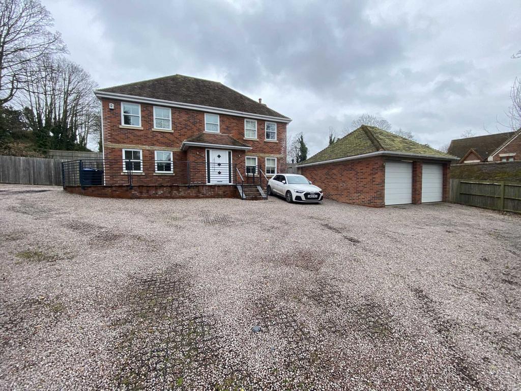 The Avenue, Welwyn 5 bed detached house £2,975 pcm (£687 pw)